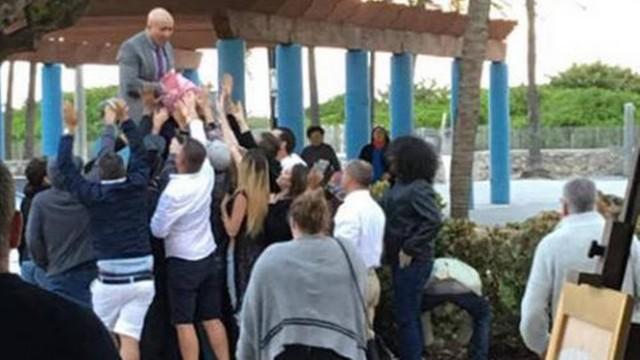 Ladrão transmite assalto ao vivo e distribui dinheiro à população (Crédito: Reprodução)