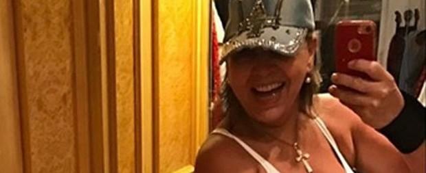 Após foto seminua, Roberta Miranda dispara: "Sou uma sem vergonha"