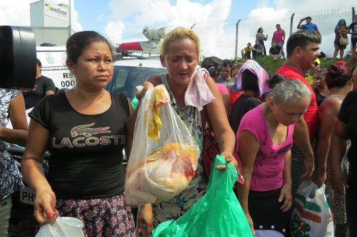 Familiares de presos aguardavam em barreira com alimentos