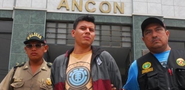 Giancarlo (centro) ficou preso no lugar de seu irmão gêmeo Alexander