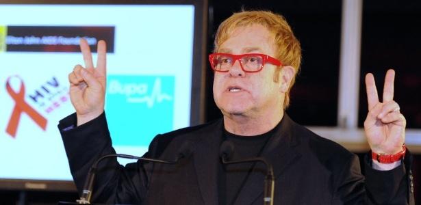 Elton John fazendo o sinal (Crédito: Reprodução)