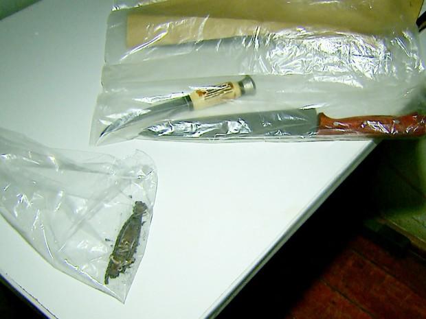 Facas usadas no crime e pulseira encontrada junto ao corpo foram apreendidas