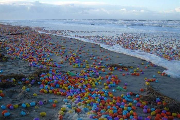 Praia amanhece repleta de surpresas do Kinder Ovo