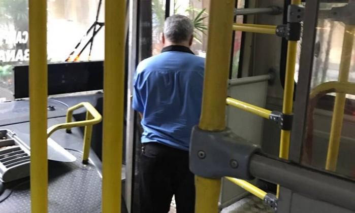 Motorista urina na porta de ônibus (Crédito: Reprodução)