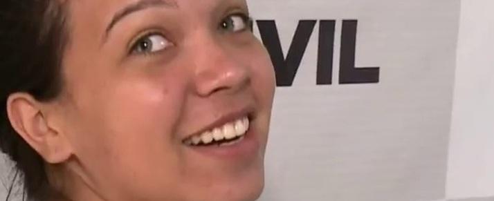 Jovem ri ao ser presa e pede maquiagem para sair bem na foto