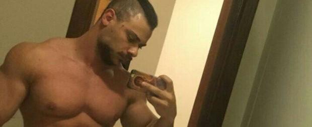 Léo Stronda faz piada sobre nude: 'Logo eu que tenho 3 pernas'
