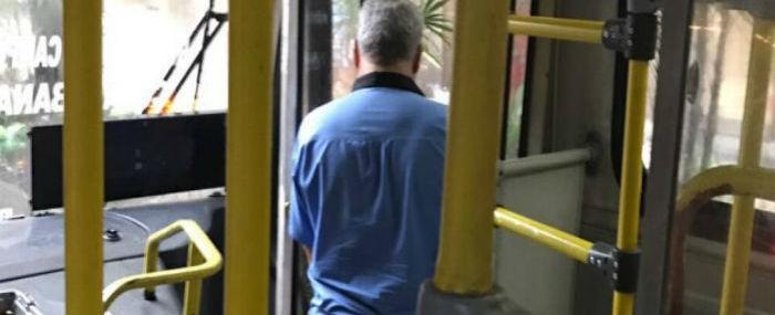 Motorista urina na porta de ônibus e choca passageiros