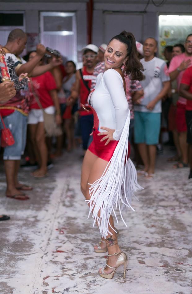 Viviane Araújo mostra pernas torneadas durante ensaio do Salgueiro (Crédito: reprodução)
