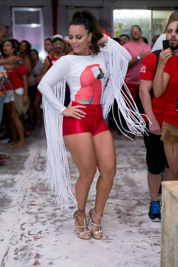 Viviane Araújo mostra pernas torneadas durante ensaio do Salgueiro (Crédito: reprodução)