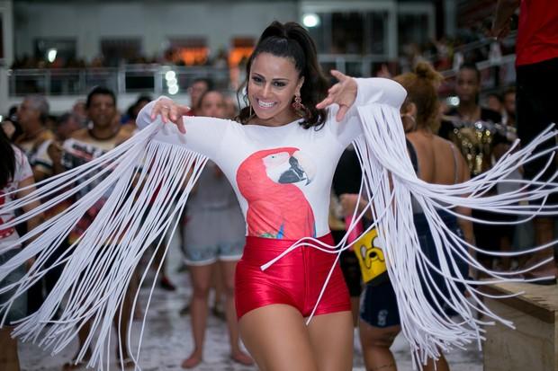 Viviane Araújo mostra pernas torneadas durante ensaio do Salgueiro (Crédito: reprodução)