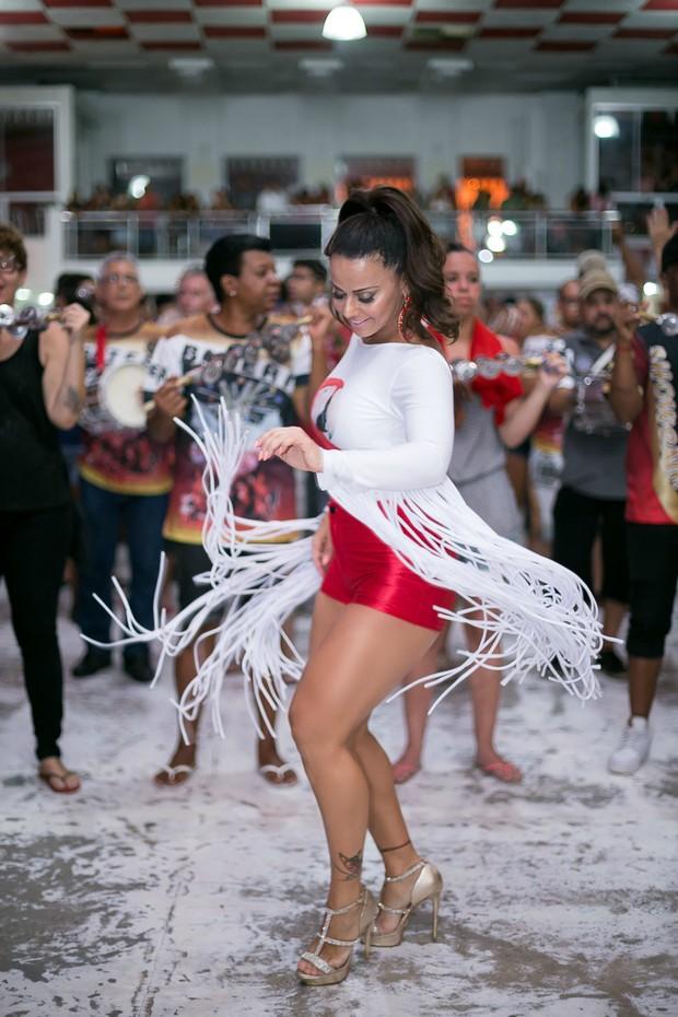 Viviane Araújo mostra pernas torneadas durante ensaio do Salgueiro (Crédito: reprodução)