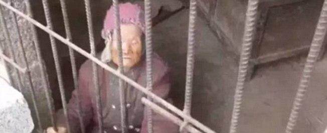 Idosa de 92 anos é mantida em jaula pelo próprio filho na China