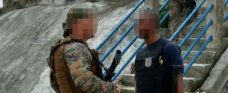 PM trabalha de chinelo, bermuda, colete e fuzil em UPP no Rio