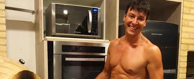 Rodrigo Faro exibe boa forma e fãs vão à loucura: 'Sem cueca?'