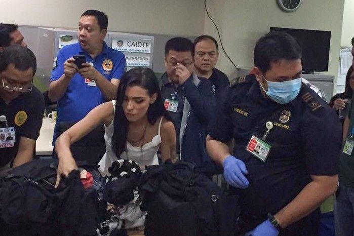 Yasmin no momento em que teve sua bagagem revistada pela imigração das Filipinas (Crédito: Reprodução)