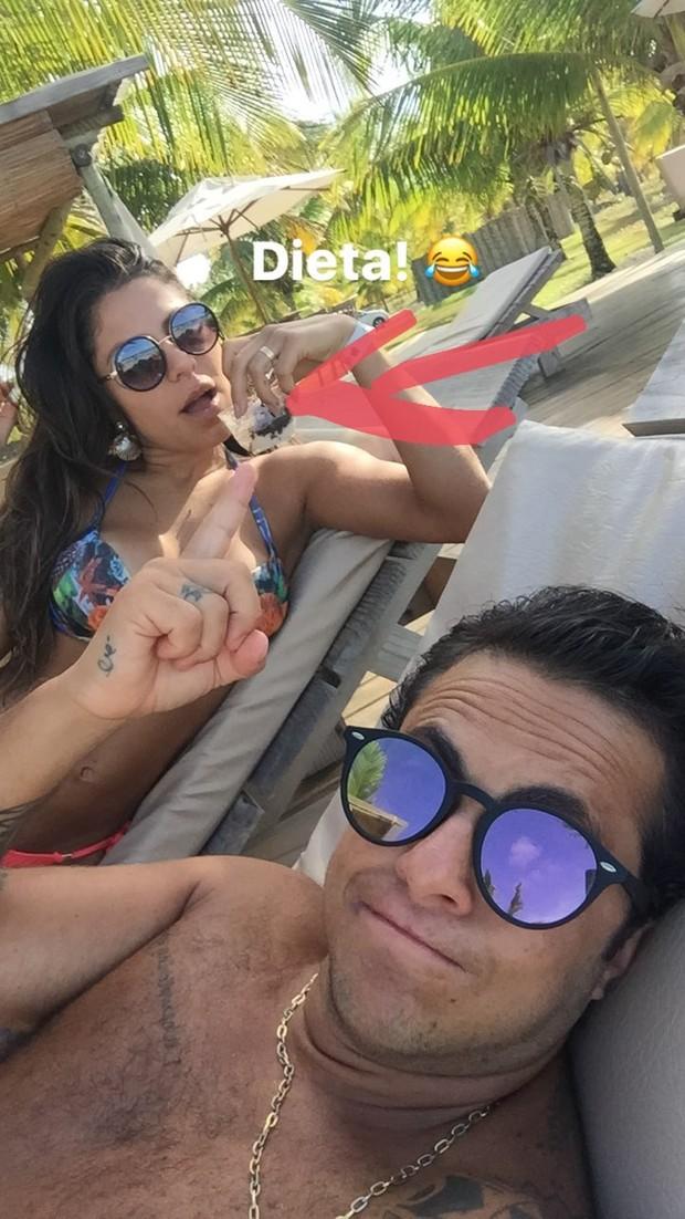 Thammy Miranda faz caras e bocas sem camisa ao lado da namorada