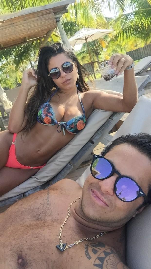 Thammy Miranda faz caras e bocas sem camisa ao lado da namorada