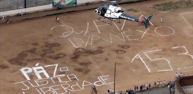 Presos fazem manifestação na Casa de Detenção do Carandiru, em São Paulo,contra a tranferência de líderes do PCC em 2011 (Crédito: Reprodução)