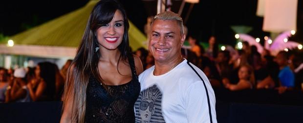 Platinado, Popó curte show sertanejo acompanhado com morena