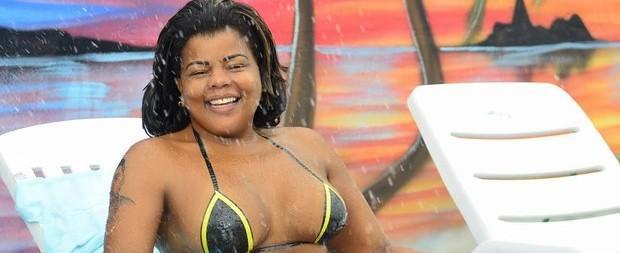 Tati Quebra Barraco posa sorridente: “Preciso seguir em frente”