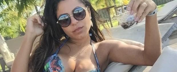 Thammy Miranda faz caras e bocas sem camisa ao lado da namorada