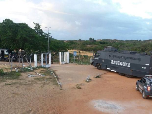Blindado da Tropa de Choque da PM entra na Penitenciária Estadual de Alcaçuz