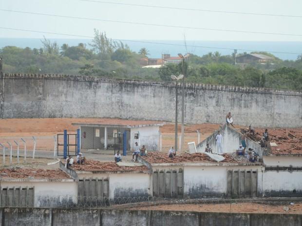 Presos amanheceram telhado de pavilhões