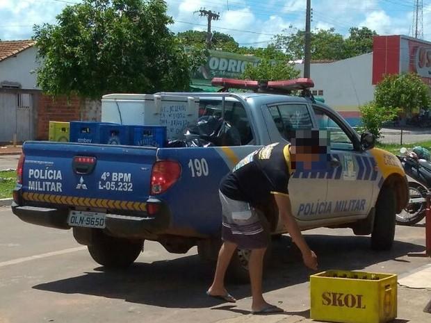 Caminhonete da PM é flagrada com caixas de cerveja em carroceria (Crédito: Reprodução)