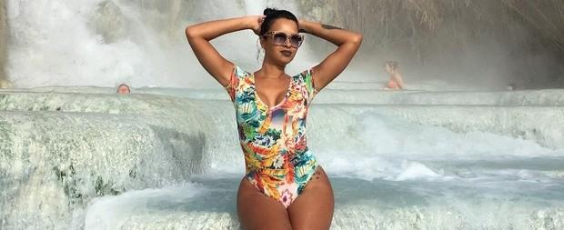 Ariadna mostra curvas em banho de cachoeira na Toscana, Itália