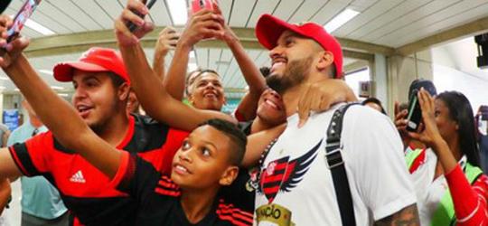 Romulo chega ao Rio nos braços da torcida do Flamengo