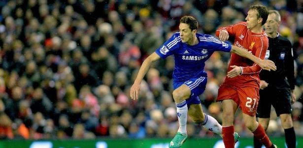 Lucas Leiva (vermelho) está entre os volantes que interessam o Atlético-MG para 2017 (Crédito: Reprodução)