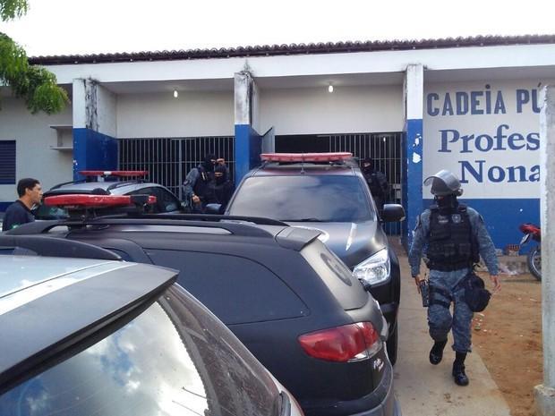 Policiais em frente ao presídio Raimundo Nonato, no Rio Grande do Norte, onde ocorreu rebelião