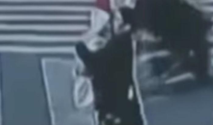 Pai tenta vender filho para comprar carro e dar à mulher