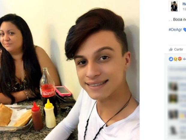 Itaberli ao lado da mãe