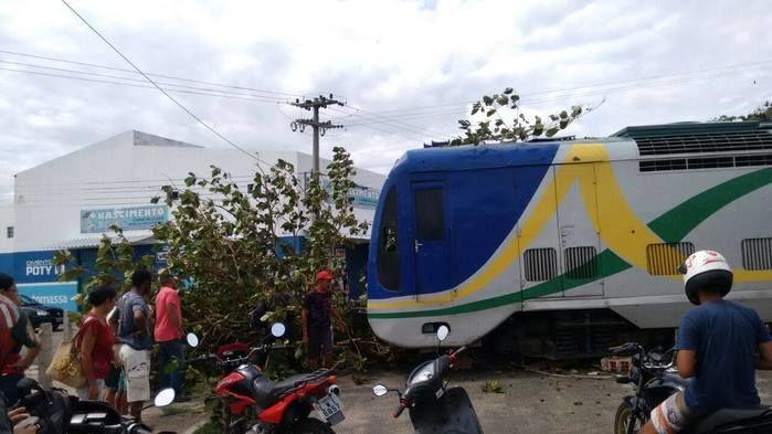 Metrô descarrila na zona Sudeste de Teresina (Crédito: Joelson Brito)