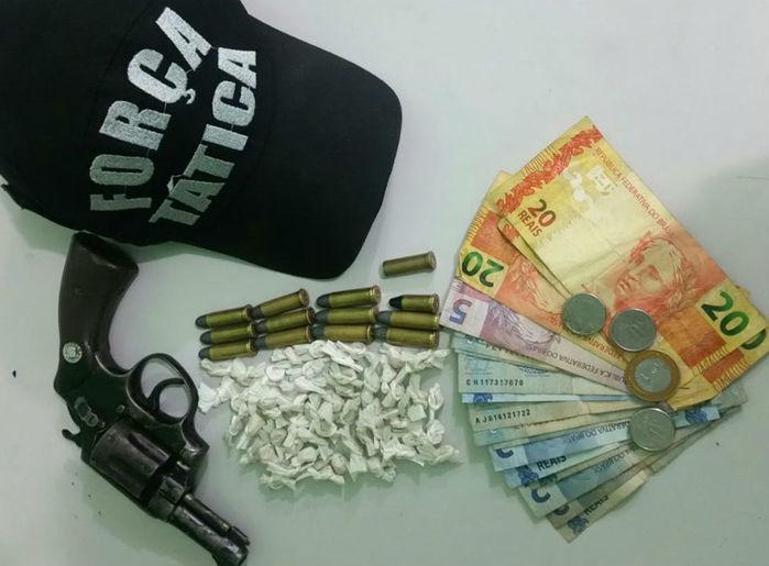 Arma e drogas apreendidos com Gleyson Palmeira Sousa Miranda (Crédito: Divulgação)