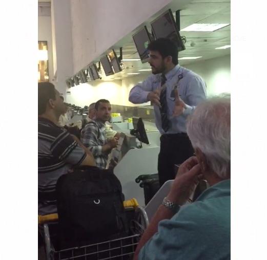 Funcionário tenta acalmar passageiros após transtorno (Crédito: Portal MN)