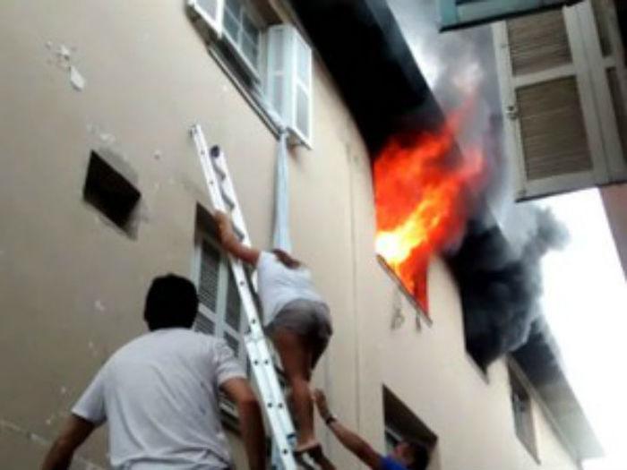 Eletricista salva meninas de apartamento pegando fogo
