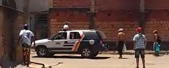 Moradores expulsam policiais a pedradas após apreensão de menor
