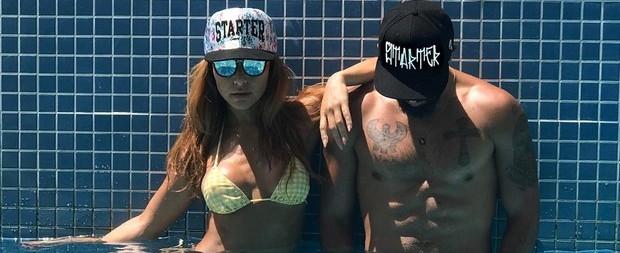 Sabrina Sato posa de biquíni ao lado de amigo em piscina