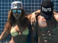 Sabrina Sato posa de biquíni ao lado de amigo em piscina