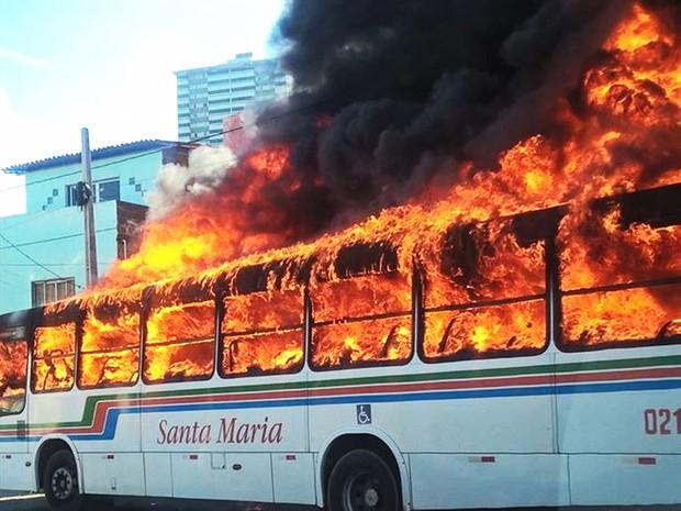Três ônibus e um carro do governo são queimados em Natal (Crédito: Divulgação)
