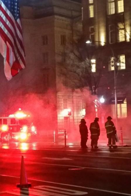Os bombeiros na porta do hotel Trump