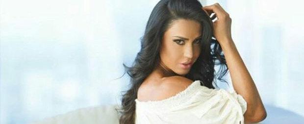 Gracyanne Barbosa exibe bumbum empinado em fotos de calcinha