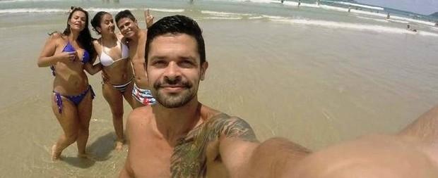 Jovem encontra câmera perdida e posta selfie para achar o dono