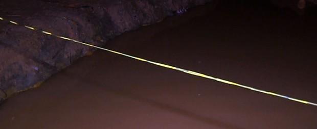 Menino de 4 anos morre afogado ao cair em buraco aberto na rua