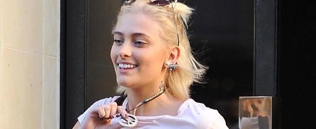 Paris Jackson dispensa sutiã e revela piercing nos seios