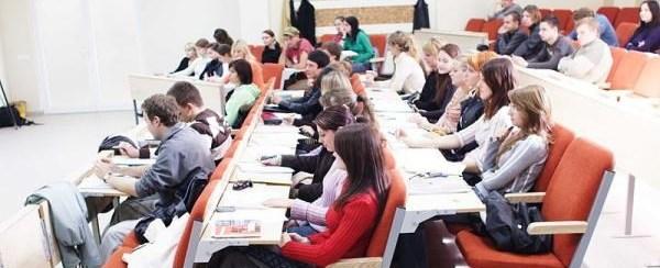 Quem toma água durante a prova tira nota maior, aponta estudo