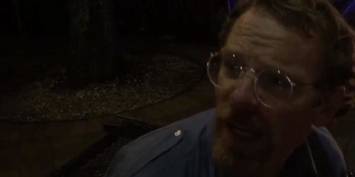 Homem ateia fogo em si mesmo em protesto contra Donald Trump