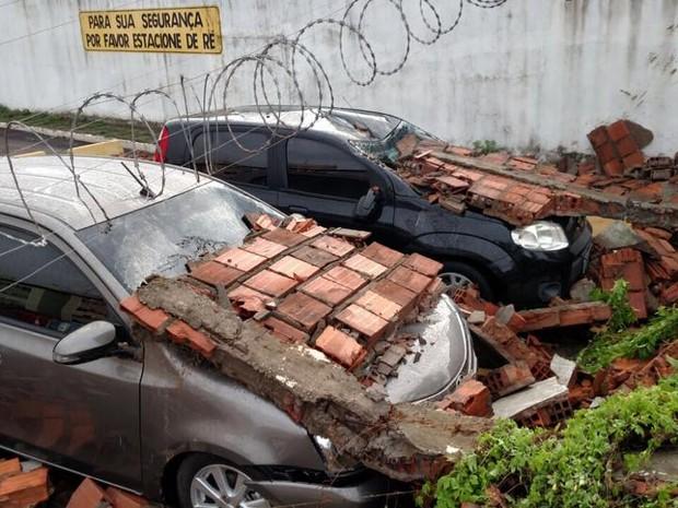 Muro de prédio cai e atinge 11 veículos no Maranhão (Crédito: TV Mirante)